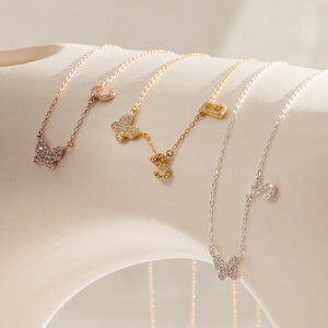 Collar con letra de mariposa pavé de Caitlyn Minimalist • Collar con dije de inicial de diamante • Regalo personalizado para mamá • Regalo para mejor amiga • NM70