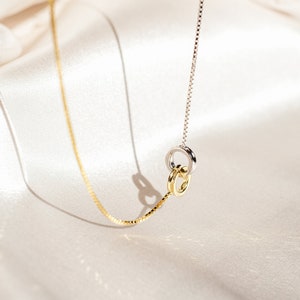 Colar de círculos interligados por Caitlyn Minimalist • Colar infinito • Colar delicado de metal misto para família • Presente de mãe e filha • NR036