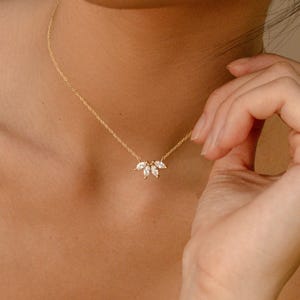 Diamantkette im Marquise-Schliff von Caitlyn Minimalist • Diamantkette mit Blütenblatt-Motiv • Blumenkette • Geschenk für Brautjungfern • Geschenk für Mama • NR055