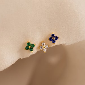 3er Set: Blumen Ohrstecker von Caitlyn Minimalist • Flache Ohrstecker in Saphir, Diamant & Smaragd • Knorpel Ohrringe • Geschenk für Sie • ER439