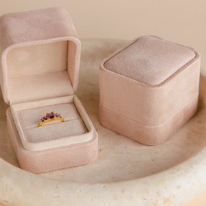 Scatola per anello in pelle scamosciata rosa di Caitlyn Minimalist • Scatola per gioielli, perfetta per un anello di fidanzamento • Scatola per ciondoli minimalista • Regalo da viaggio • XR026