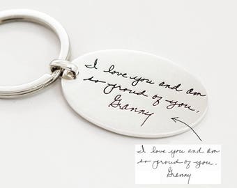 Oma-Geschenk • Gravierter Schlüsselanhänger mit tatsächlicher Handschrift • Schlüsselanhänger mit individuellem Zitat • Handgestempelter Andenken-Schmuck • Personalisiertes Geschenk für Mama • CM26