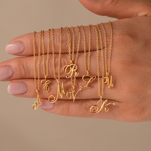 Collar con inicial de Caitlyn Minimalist • Delicado colgante con letra personalizada • Regalo perfecto para tu hermana • Regalos personalizados para ella • NR100