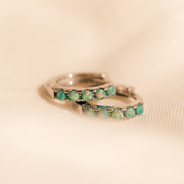 Aros Huggies de ópalo verde de Caitlyn Minimalist • Aros pequeños con piedras preciosas verdes • Delicados pendientes para el cartílago • Joyería de plata • Regalo para mamá • ER378