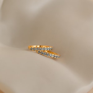Boucles d'oreilles Huggie aigue-marine par Caitlyn Minimalist • Boucles d'oreilles diamant bleu océan • Créoles délicates de tous les jours • Cadeaux de demoiselle d'honneur • ER376