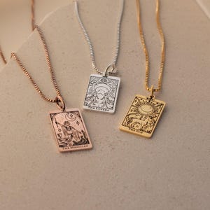 Tarothalsband av CaitlynMinimalist • Elegant hänge med taggar i askkedja • Andliga smycken • Bästa vängåva • NM96