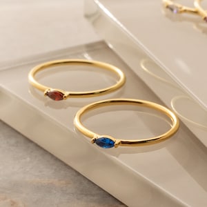 Anillo con piedra natal Marquise de Caitlyn Minimalista • Delicado anillo apilable con gema de diamante • Joyería artesanal personalizada, regalo para ella • RM88