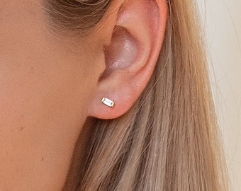 Baguette-Diamantohrringe von Caitlyn Minimalistisch • Trendige Baguette-Ohrstecker • Perfekte zweite Piercing-Ohrringe • Brautjungferngeschenke • ER039