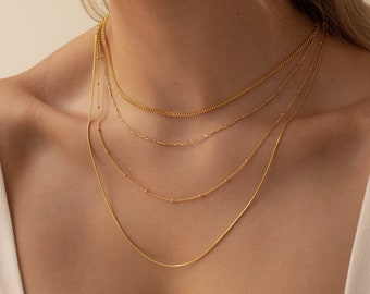 Cadenas de collares minimalistas de Caitlyn Minimalista • Cadenas Figaro, Satellite, Snake y Curb • Joyas esenciales para su colección diaria