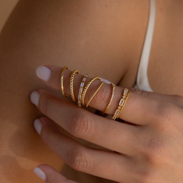 Set di 3 anelli delicati con diamanti di Caitlyn Minimalist • Set di 3 anelli impilabili con pietre preziose • Gioielli da sposa • Regalo di compleanno per lei • RR109