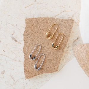Pendientes con imperdible • Pendientes minimalistas con imperdible en oro • Pendientes geométricos modernos, perfectos para tu estilo minimalista • ER087
