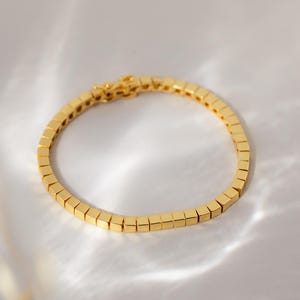 Pulsera de cadena con eslabones cúbicos de Caitlyn Minimalist • Pulsera de cuentas cuadradas en oro • Joyería minimalista para hombres • Regalo de cumpleaños perfecto • BR089