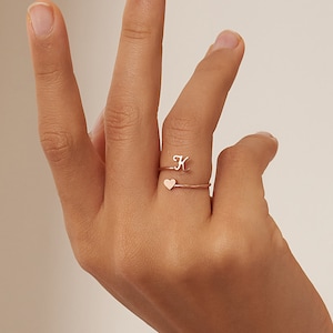 Delicado anillo con inicial en forma de corazón en oro rosa, oro y plata de ley. Anillo para madres. Bonito regalo de aniversario. Anillo minimalista con inicial. RM62F51