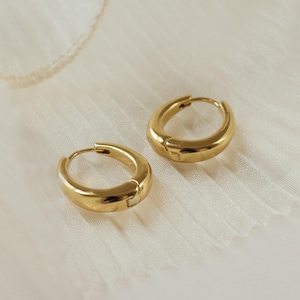 Bold Hinged Hoops by Caitlyn Minimalist • Chunky Drop Hoop Earrings in Gold & Silver • Minimalist Jewelry • Birthday Gift for Her • ER150