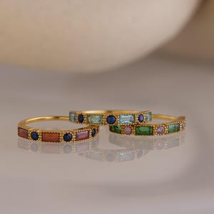 Anillo minimalista con piedra de nacimiento baguette redonda Caitlyn • Anillo apilable de piedras preciosas vintage • Joyería Art Deco • Regalos para novias • RM177