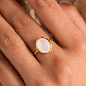 Mother of Pearl Signet Ring by Caitlyn Minimalist • Vintage-Style Oval Pearl Ring • Statement Ring • Pearl Jewelry • Gift for Her • RR141