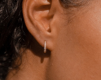 Petites créoles Pave par Caitlyn Minimalist • Boucles d'oreilles diamant Huggie • Boucles d'oreilles minimalistes parfaites pour elle • ER047