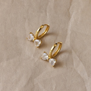 Aros con lazo de diamantes de Caitlyn Minimalist • Delicados aros con dije de lazo de cristal • Joyería vintage • Regalos para ella • ER544
