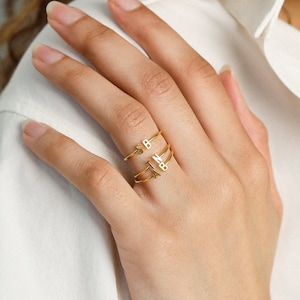 Anillo con inicial doble • Anillo con letra personalizada de Caitlyn Minimalist • Anillos de pareja • Anillo para madres • Regalo personalizado para ella • RM74F39
