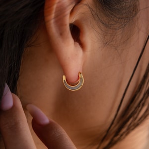 Aros de media luna con ópalo de Caitlyn Minimalist • Aros para cartílago de hélice • Delicadas joyas de ópalo para uso diario • Regalo para ella • ER345