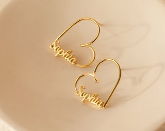 Boucles d'oreilles coeur avec nom personnalisé par Caitlyn Minimalist • Puces d'oreilles tendance • Créoles en or personnalisées faites main • Cadeau pour maman • CM61F60