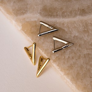 Triangle Hoop Earrings by Caitlyn Minimalist • Geometric Huggie Earrings in Gold & Silver • Statement Jewelry • Gifts for Sister • ER159