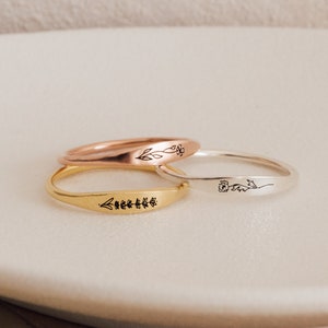 Sierlijke gegraveerde bloemenring van CaitlynMinimalist • Gepersonaliseerde stapelbare ring • Aangepaste vriendschapsring • Cadeaus voor moeder • € 21