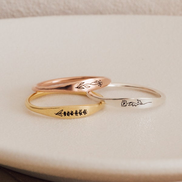 Delicado anillo de flores grabadas de CaitlynMinimalist • Anillo apilable personalizado • Anillo de amistad personalizado • Regalos para mamá • RM21