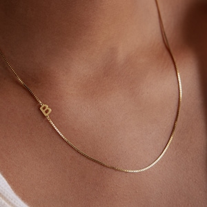 Collar con inicial lateral y cadena de eslabones de CaitlynMinimalist • Collar con letra personalizada • Joyería de oro personalizada • Regalo para ella • NM125F77