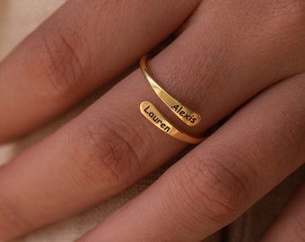 Bague nominative enveloppante à bords arrondis par Caitlyn minimaliste • Bague ouverte personnalisée gravée à superposer • Cadeau personnalisé pour maman • RM83F38