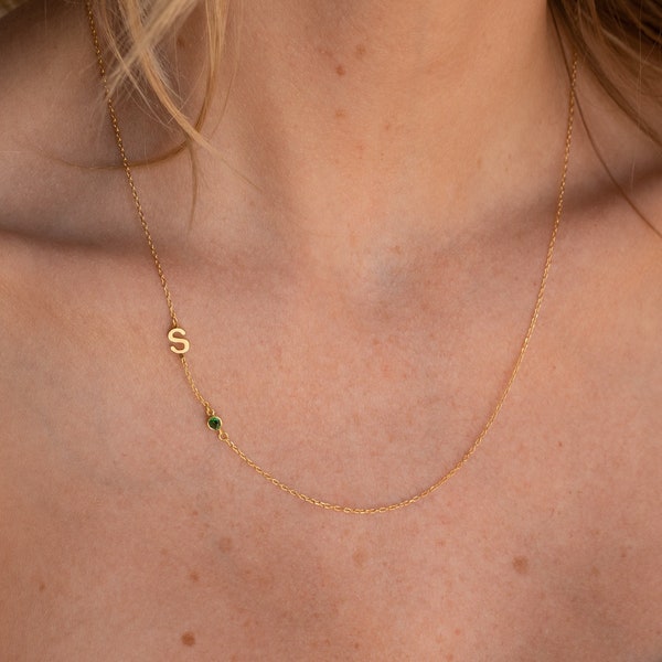 Collana con iniziale portafortuna laterale di Caitlyn Minimalist • Collana con lettera in pietra preziosa delicata • Regali personalizzati per la fidanzata • NM84F77