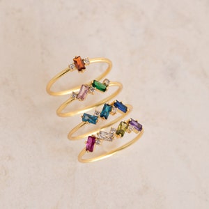 Bague personnalisée avec pierres précieuses par Caitlyn minimaliste • Bague tendance personnalisée • Bague pour mère avec pierres de naissance • Cadeau de baby shower • RM106