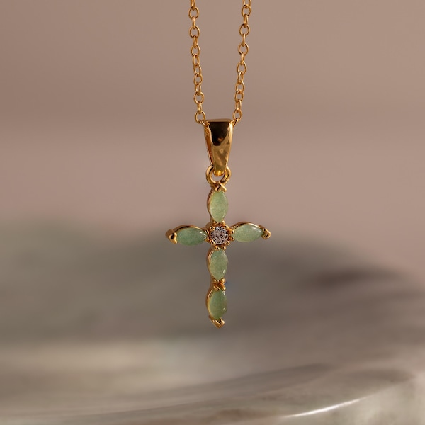Marquise-Jade-Kreuzkette von Caitlyn Minimalist • Anhänger aus grünem Edelstein • Kreuzkette • Religiöser Schmuck • Geschenk für Mütter • NR294