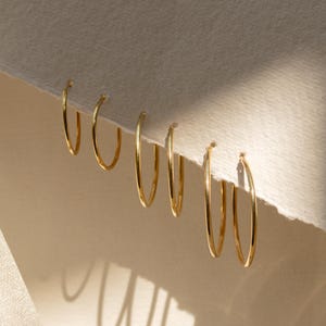 Boucles d'oreilles créoles fines moyennes dorées par Caitlyn Minimalist • Créoles infinies moyennes dorées • Boucles d'oreilles minimalistes • Cadeau d'anniversaire pour elle • ER157