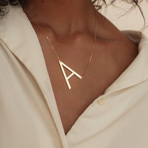 Grote letter ketting van CaitlynMinimalist • Zijwaartse initiële ketting • Monogram ketting • Bruidsmeisje geschenken • NM40F39