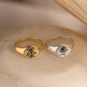 Chevalière fleur de naissance par Caitlyn minimaliste • Chevalière personnalisée • Bague tendance, auriculaire • Bague empilable • Cadeau pour maman • 77 RM