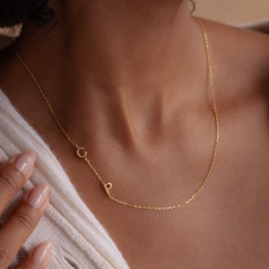 Collar con inicial lateral de Caitlyn Minimalist • Collar con letras en oro y plata • Joyería personalizada • Regalo perfecto para ella • NM84F77