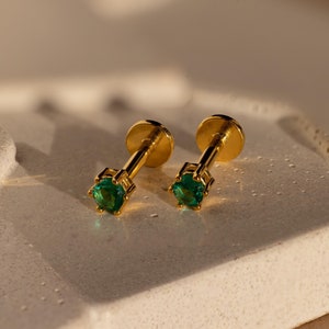 Clous d'oreilles délicats avec pierre de naissance Caitlyn minimalistes • Boucles d'oreilles cartilagineuses à dos plat avec pierres précieuses personnalisées • Bijoux en cristal • Cadeau d'anniversaire • ER589