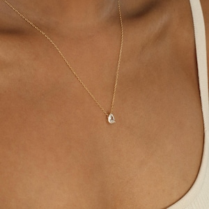 Tropfenförmige Diamantkette von Caitlyn Minimalist • Birnenförmige Diamantkette • Minimalistischer Schmuck • Perfektes Geschenk für Sie • NR034