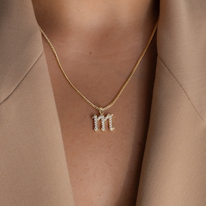 Colar inicial Pave por Caitlyn Minimalist • Colar com letras em inglês antigo • Joias personalizadas • Presentes perfeitos para a mãe • NM80aF69