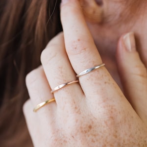Anillo con inicial minimalista • Anillo con letra fina • Anillo con nombre personalizado • Anillo para madre • Anillo apilable • Regalos para damas de honor • RM21F77