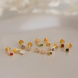 Pendientes de botón con piedra de nacimiento cuadrada de Caitlyn Minimalist • Pendientes geométricos con cierre de rosca • Pendientes delicados • Regalo de joyería con piedras preciosas • ER658