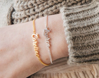 Pulsera con nombre de Caitlyn Minimalista • Pulsera en capas • Regalo para nueva mamá • Pulsera inicial • Regalo de cumpleaños perfecto • BH10F84