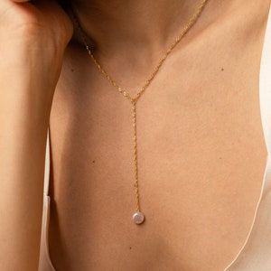 Collar de perlas Lariat de Caitlyn Minimalist • Delicado collar en forma de Y • Delicada joyería de boda • Regalo para despedida de soltera • NR181