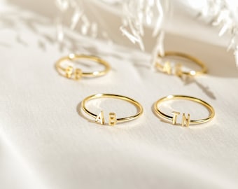 Duo de bagues pour initiales • Bague lettre personnalisée par Caitlyn minimaliste • Bagues pour couple • Bague pour mère • Cadeaux pour maman • RM74F39