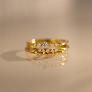 Diamant-Stapelringe von Caitlyn Minimalist • 3er-Set: Zarte Diamantringe in Gold • Hochzeitsschmuck-Set • Geschenk zur Brautparty • RR107
