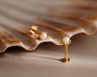 Pendientes pequeños de perlas planas de Caitlyn Minimalist • Pendientes de perlas delicados para novias • ER853