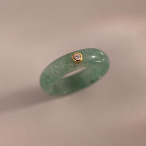 Anillo de jade y diamante de Caitlyn Minimalist • Anillo de piedra verde gruesa • Anillo apilable único • Joyería bohemia • Regalo para esposa • RR176