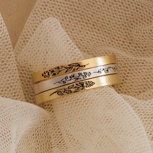 Bague personnalisée fine avec fleurs gravées par Caitlyn minimaliste • Bague d'amitié florale faite main • Cadeaux d'anniversaire personnalisés • RM22F93