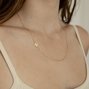 Collar con inicial lateral • Collar con letra descentrada de CaitlynMinimalist • Collar con nombre personalizado • Regalo perfecto para mamá • NM84F77